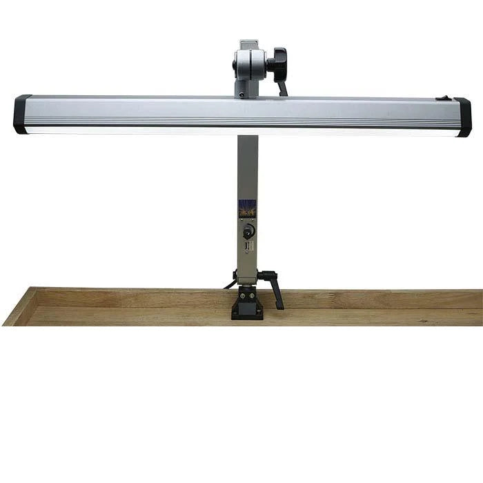 Lámpara de trabajo LED para joyeros ARBE extra ancha con acabado plateado y puerto USB